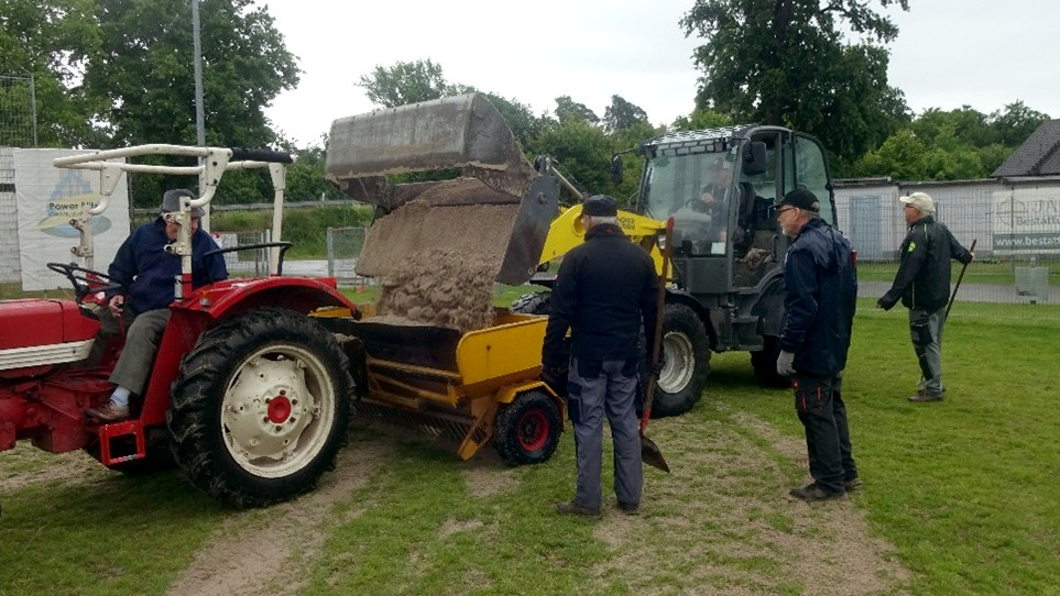 Besandungsaktion, Beregnungsanlage und Inspektion des Spindelmähers