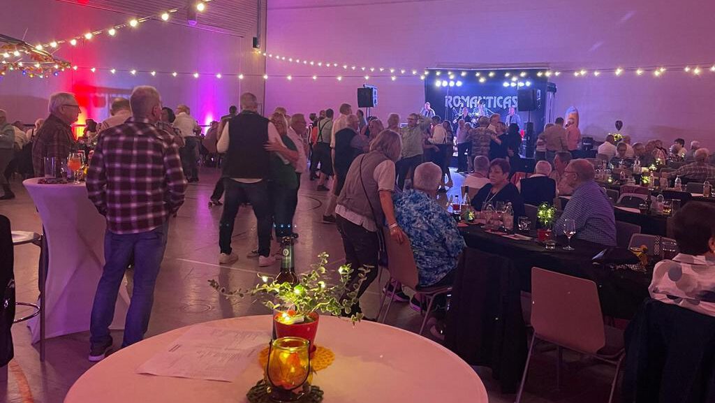 Gelungene Kerwenacht in der Lusshardthalle: Musik, Tanz und beste Stimmung